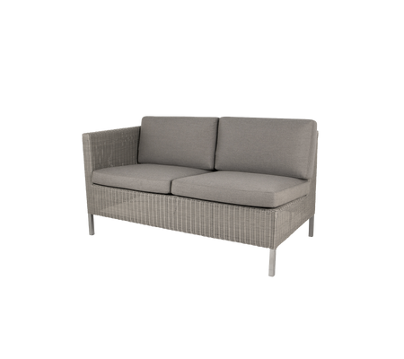 Bequeme Zweisitzer-Sofa mit hellgrauen Kissen und einem gewebten Design, perfekt für stilvolle Entspannung.
