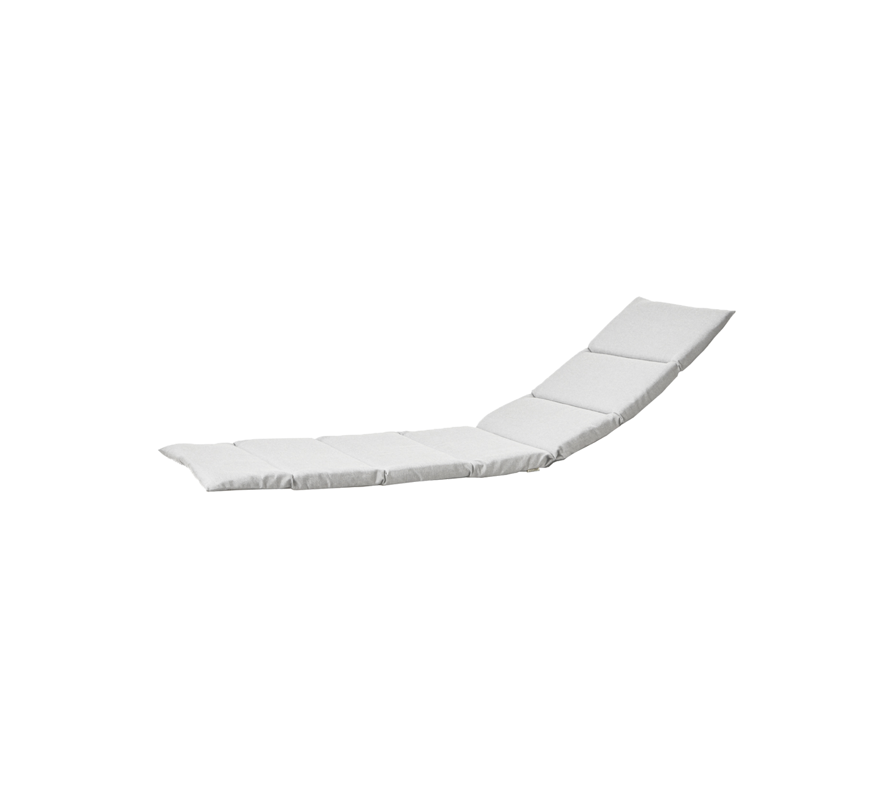 Eine schlanke, moderne weiße Chaiselongue mit einem geschwungenen Design und drei segmentierten Kissen für Komfort.