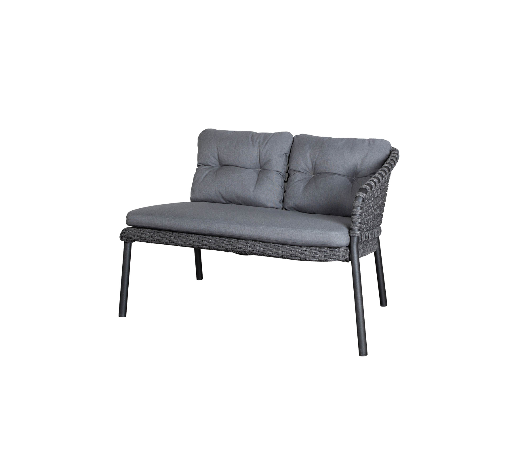 Stylischer Zweisitzer-Sofa mit grauen Kissen und einem gewebten Design, perfekt für Entspannung und Komfort.