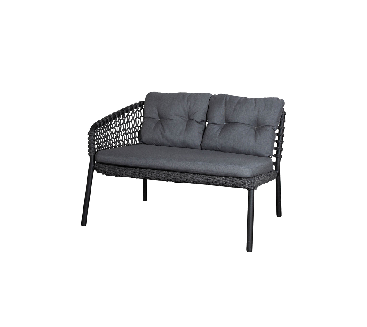 Stilvolle Zweisitzer-Couch mit einem geflochtenen Rahmen und gepolsterten Sitzgelegenheiten in einem eleganten Grauton. Perfekt für moderne Dekoration.