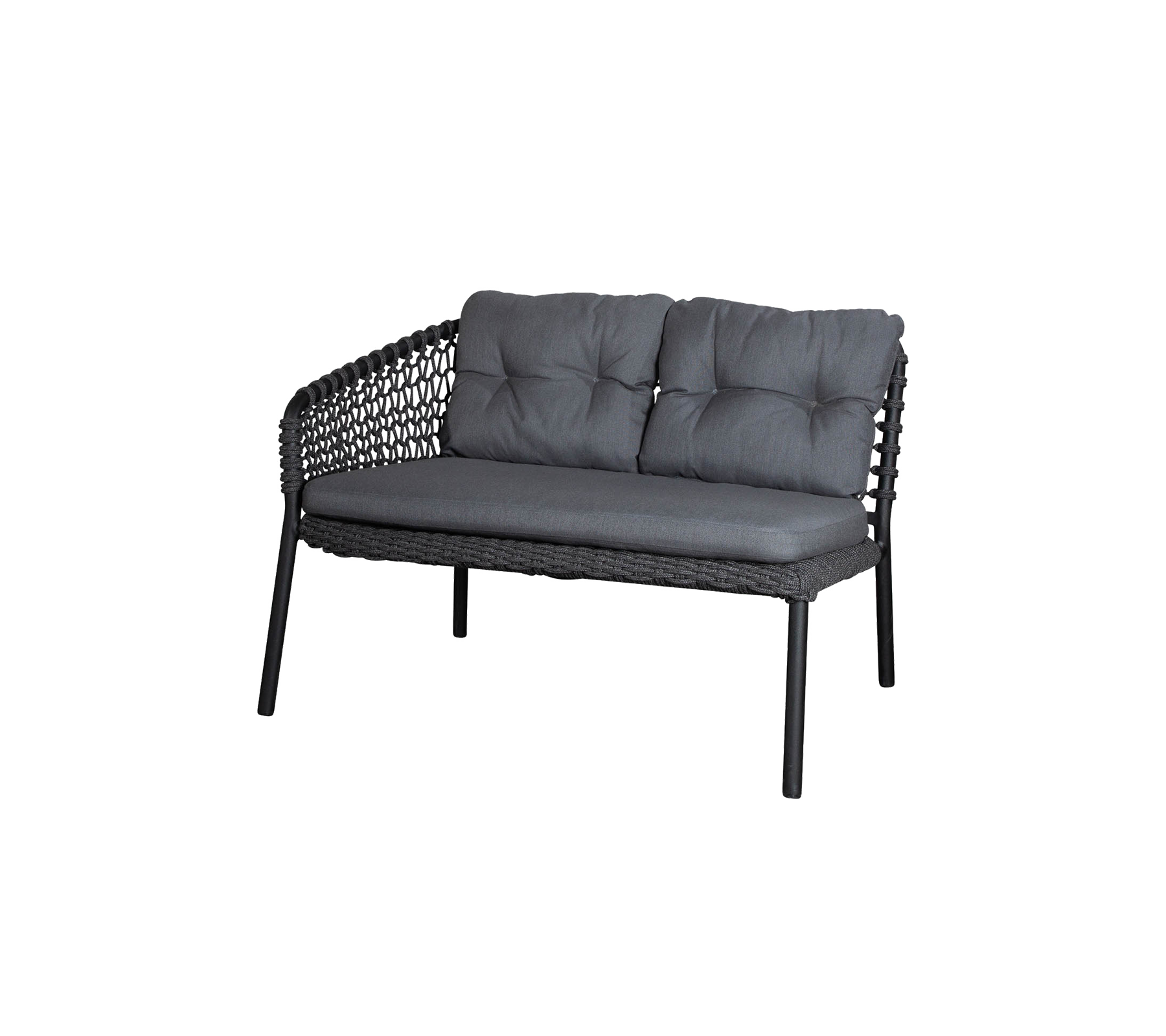 Stilvolle Zweisitzer-Couch mit einem geflochtenen Rahmen und gepolsterten Sitzgelegenheiten in einem eleganten Grauton. Perfekt für moderne Dekoration.