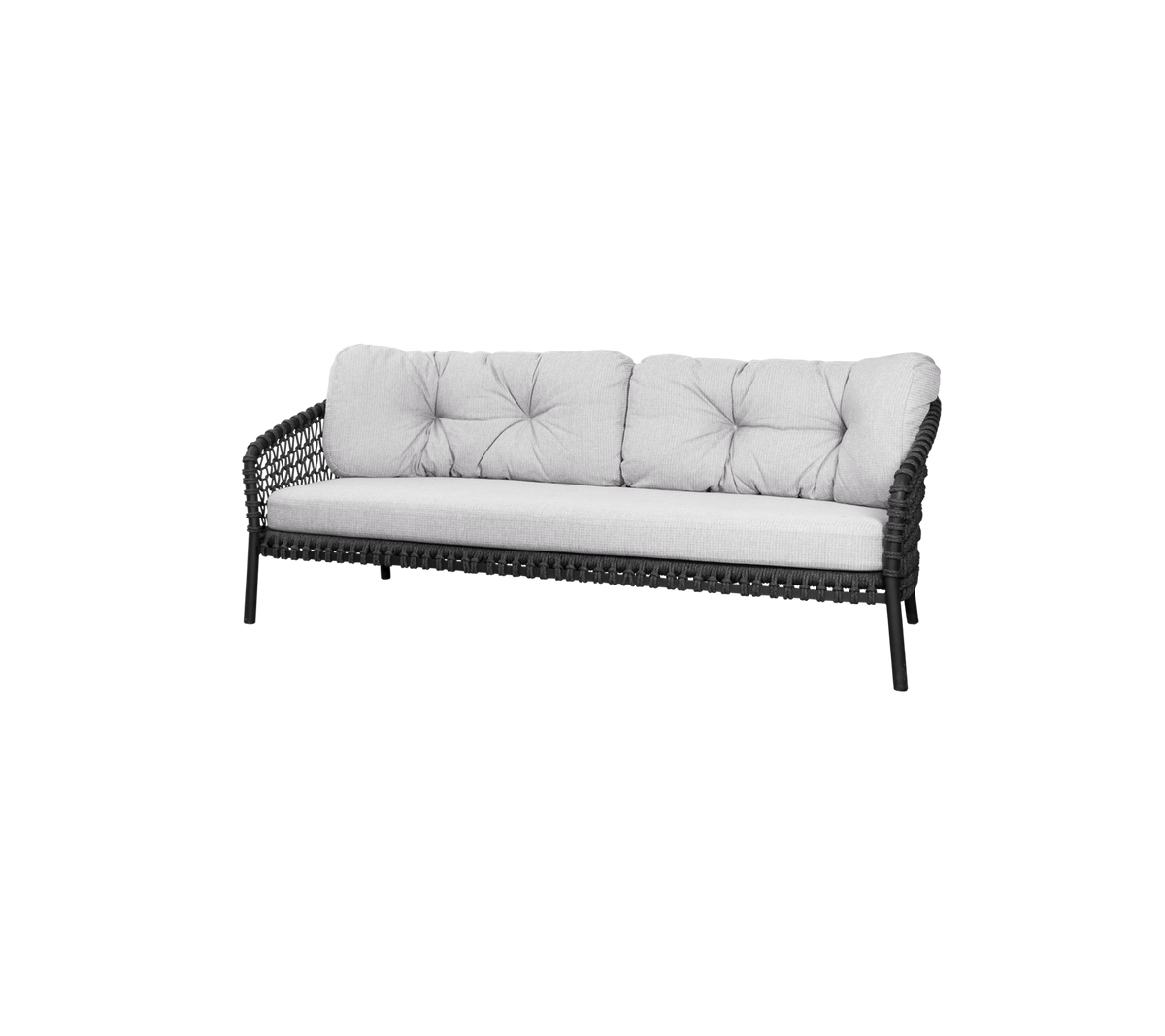 Stilvolle Couch mit einem geflochtenen Rahmen und plüschigen, gesteppten Kissen in neutraler Farbe, perfekt für bequemes Sitzen.