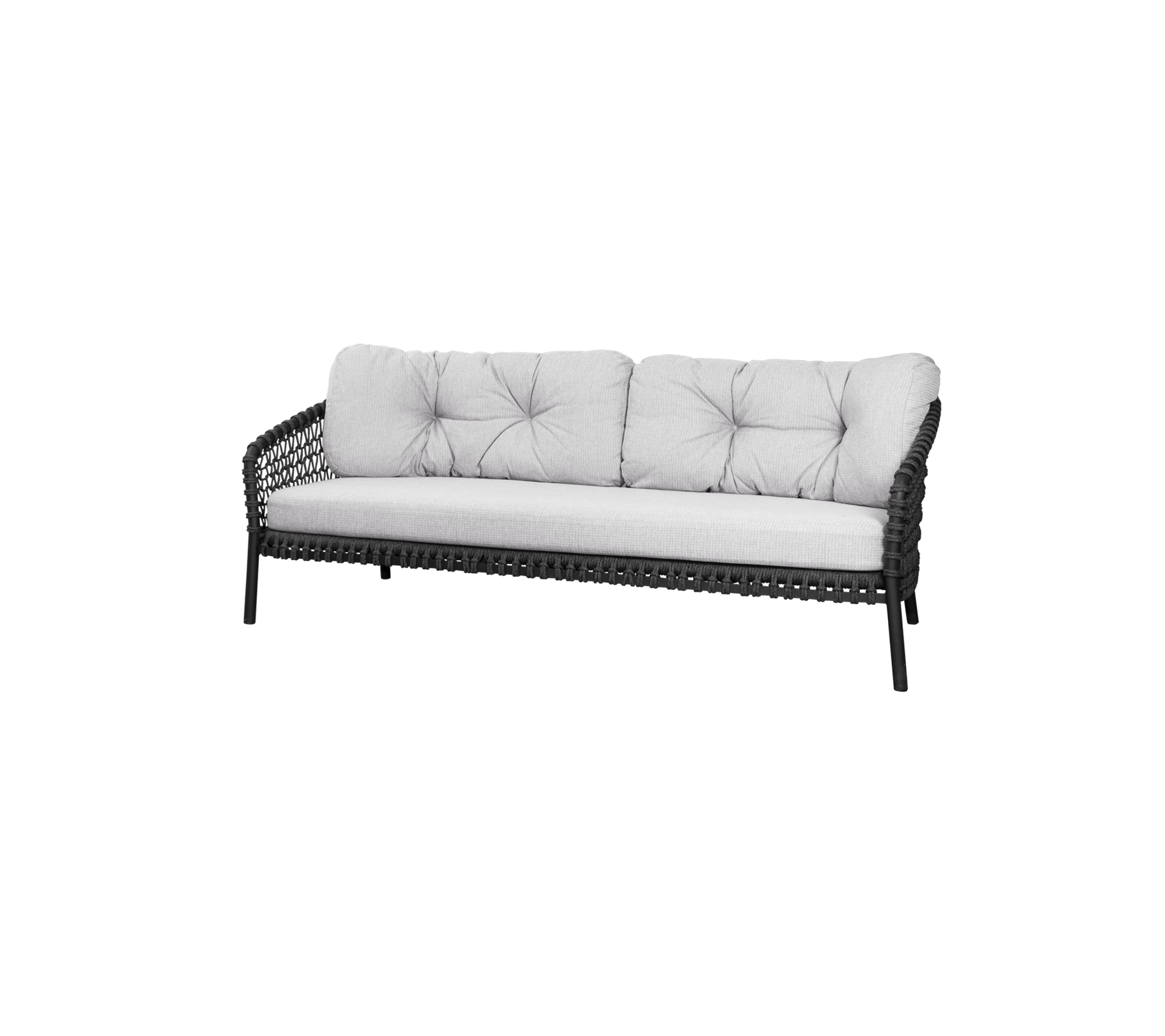 Stilvolle Couch mit einem geflochtenen Rahmen und plüschigen, gesteppten Kissen in neutraler Farbe, perfekt für bequemes Sitzen.