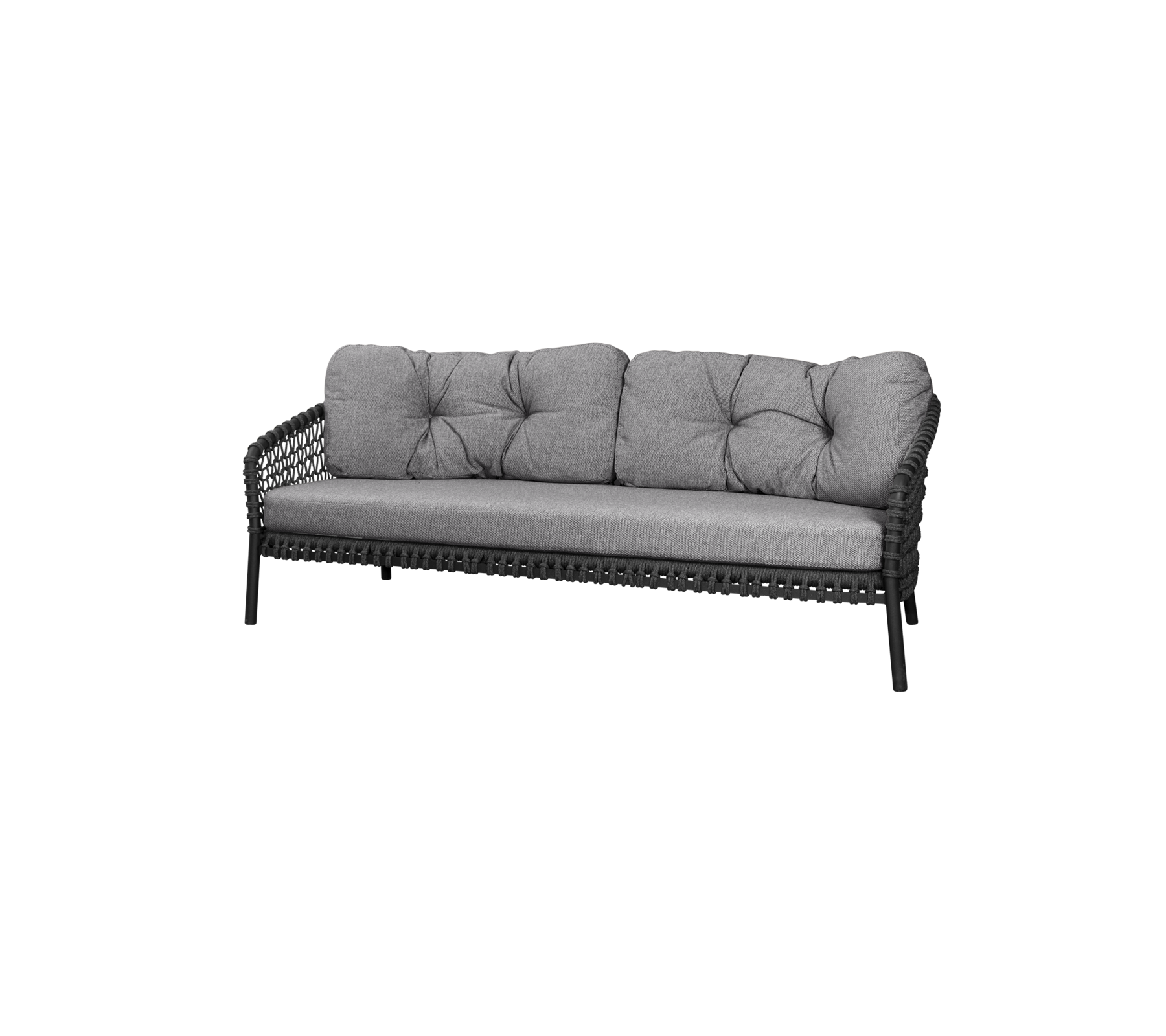 Stylische Dreisitzer-Couch mit plüschigen grauen Kissen und einem eleganten, gewebten Rahmen, perfekt zum komfortablen Entspannen.