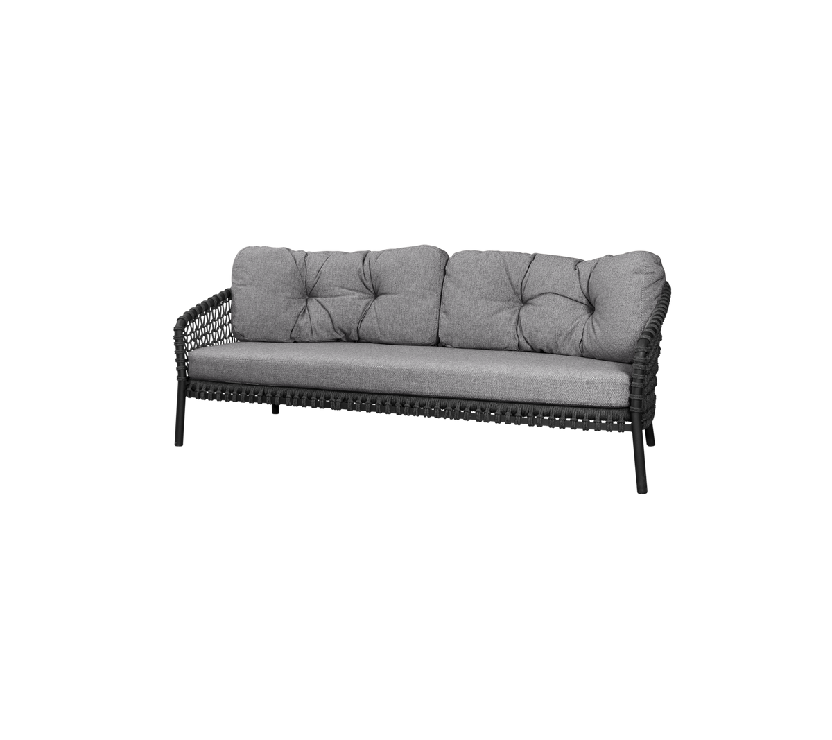 Stylische Dreisitzer-Couch mit plüschigen grauen Kissen und einem eleganten, gewebten Rahmen, perfekt zum komfortablen Entspannen.