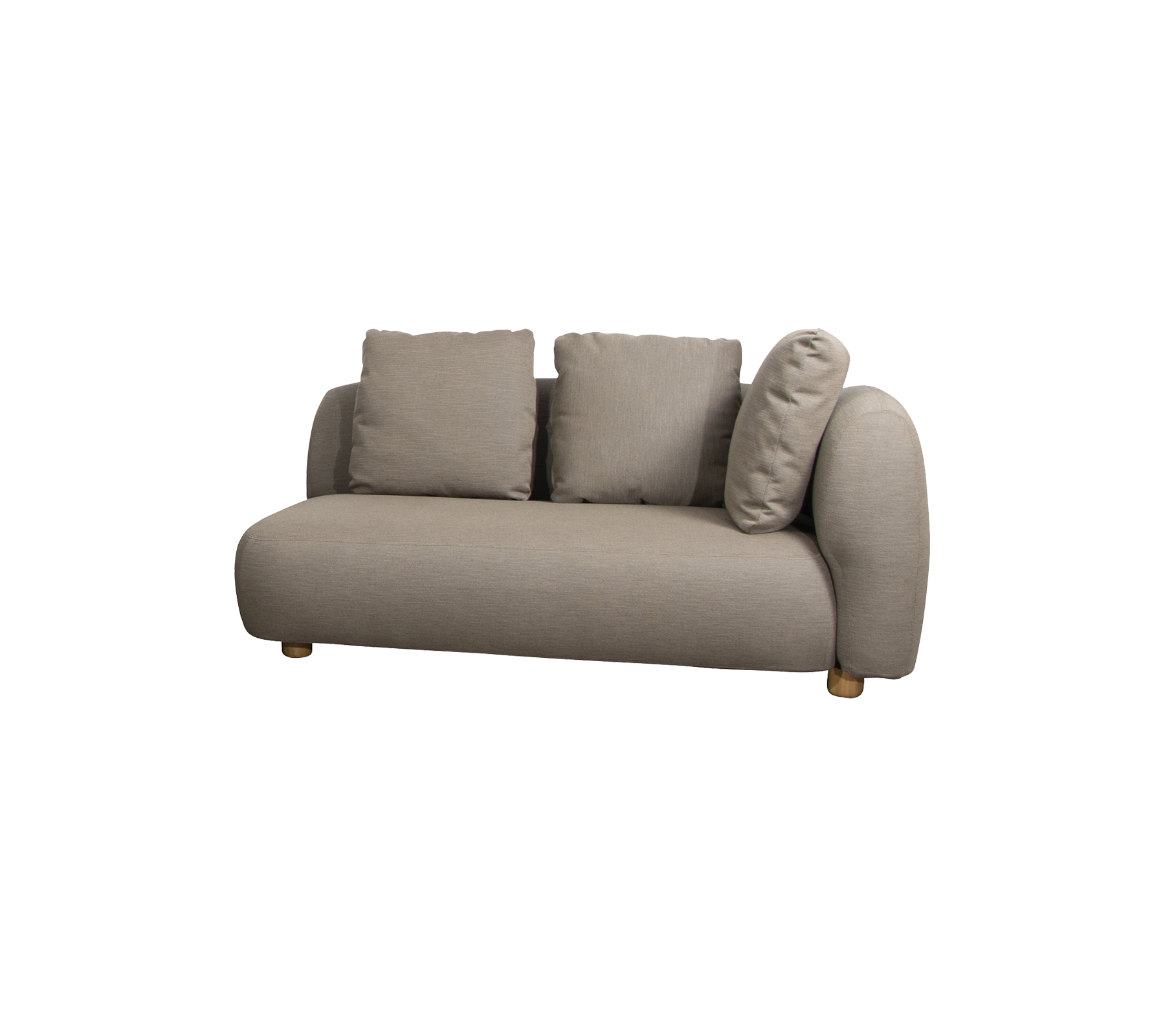 Stilvolle Sofa mit rundem Design und drei plüschigen Kissen, gepolstert in einem weichen, neutralen Stoff mit Holzbeinen.