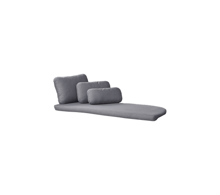 Moderne graue Chaiselong mit drei plüschigen Kissen, die ein schlankes und bequemes Design zur Entspannung bietet.