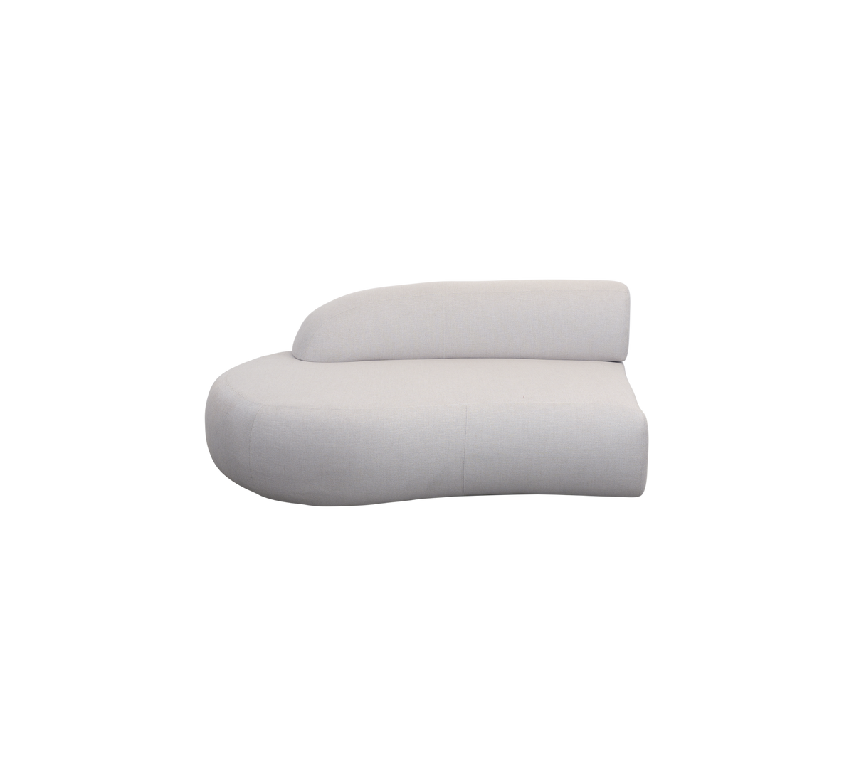 Gekrümmte, moderne Sofa in einem sanften weißen Bezug mit einem einzigartigen asymmetrischen Design für stilvolles Sitzen.