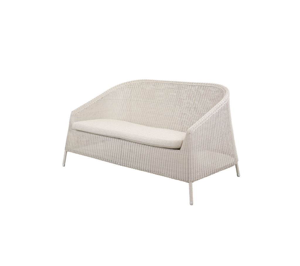 Moderne Sofa mit einem weißen Kissen im minimalistischen Stil.