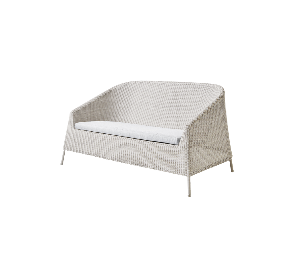 Hellgraues Loveseat in modernem minimalistischen Design.