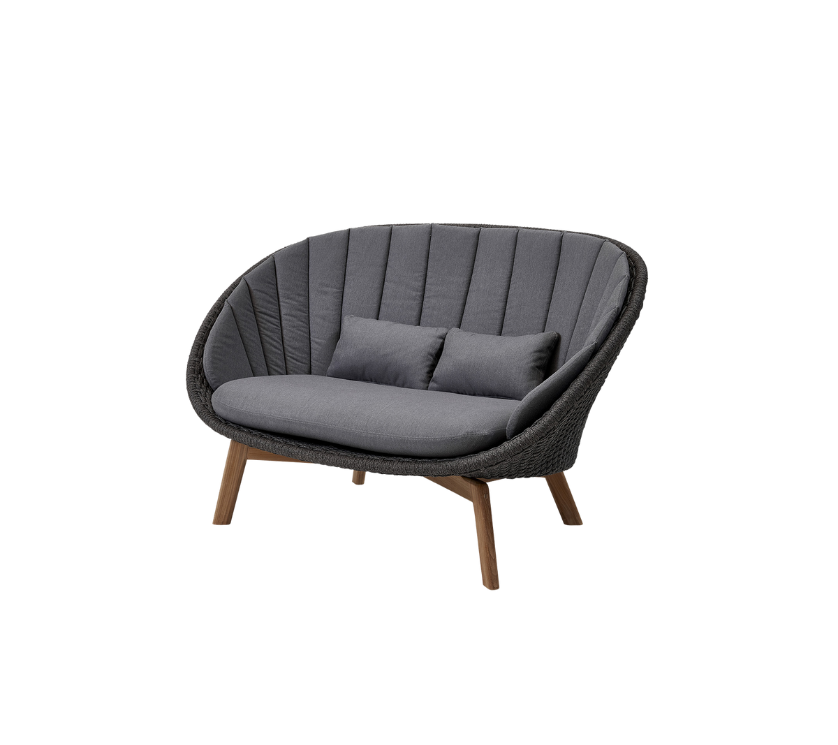 Kurven Zweisitzer-Sofa mit einem grauen Stoffsitz und Rückenlehne, ergänzt durch zwei Akzentkissen und Holzbeine.