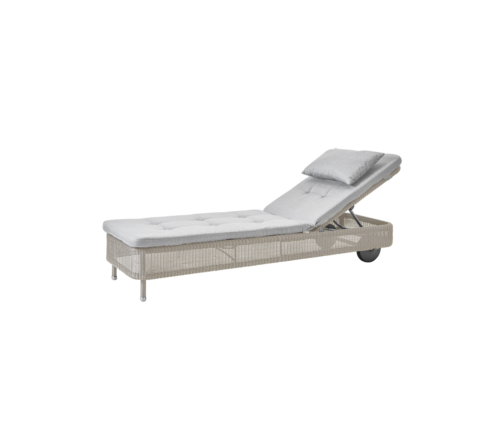 Helles graue Loungestuhl mit verstellbarer Rückenlehne.