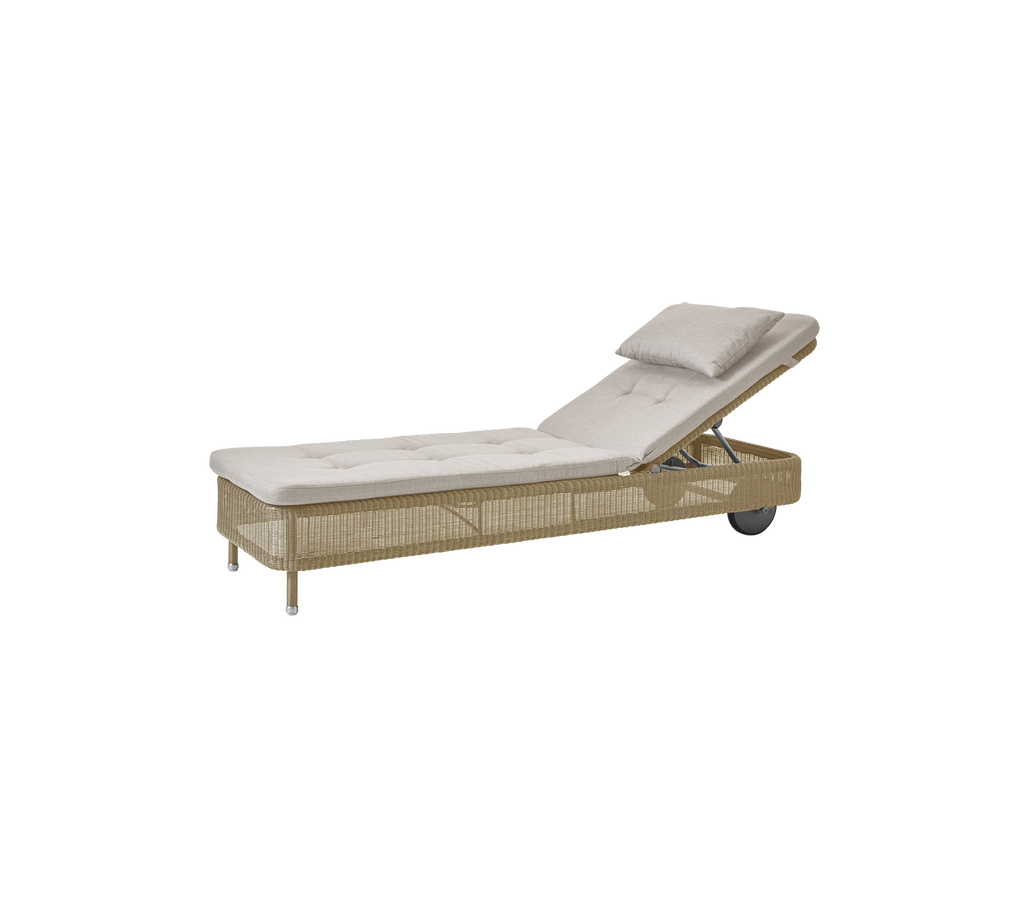 Minimalistischer Lounge-Stuhl mit sandfarbener Kissen.