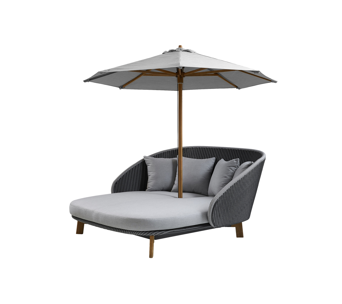 Stylevolle Loungestuhl für den Außenbereich mit gepolstertem Sitz, drei dekorativen Kissen und einem großen Sonnenschirm für Schatten. Perfekt zum Entspannen.