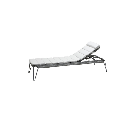 Leichter, verstellbarer Liegestuhl mit elegantem Design und bequemen weißen Kissen, perfekt zum Entspannen und Sonnenbaden.