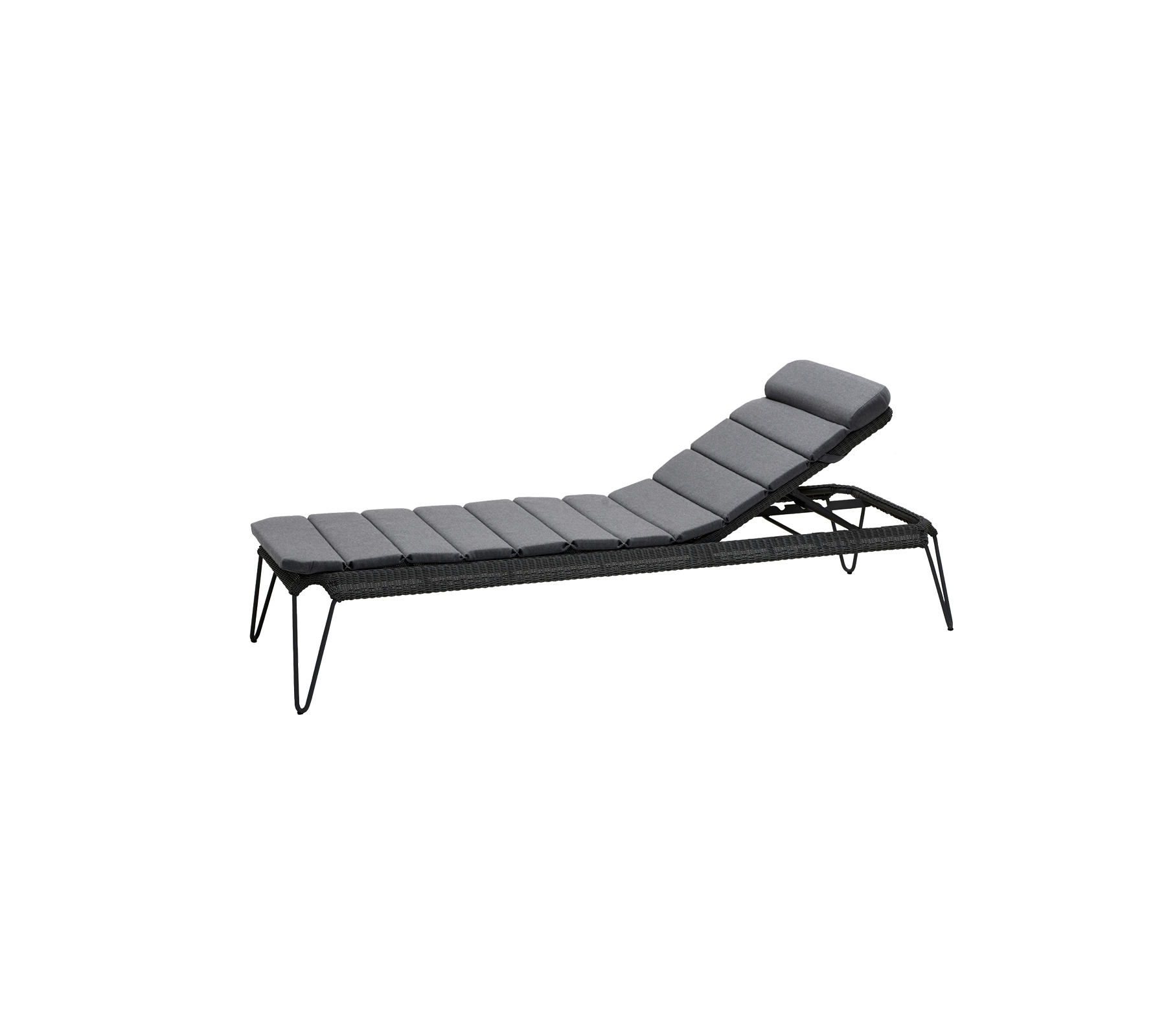 Stilvoller verstellbarer Lounge-Stuhl mit schlankem Design, ausgestattet mit einer bequemen gepolsterten Oberfläche und einem stabilen Rahmen.