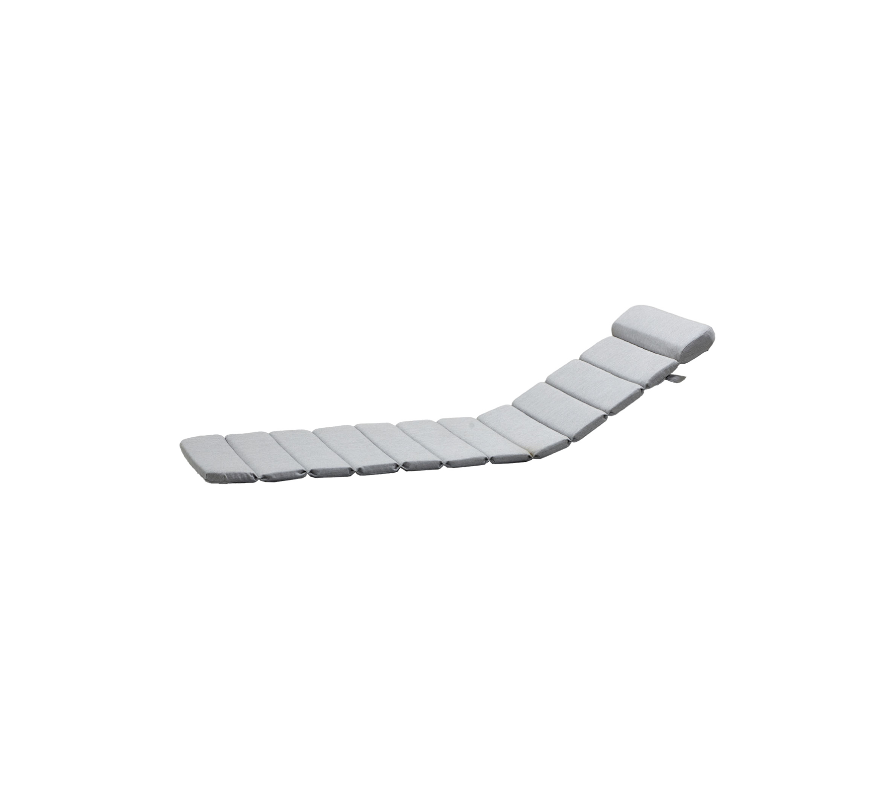 Gekrümmter, gepolsterter Loungestuhl mit mehreren Abschnitten für Komfort, präsentiert sich in einem schlanken Design in heller Farbe. Ideal zur Entspannung.