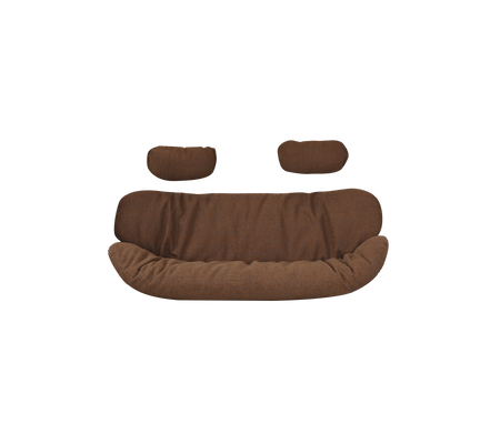 Braun gepolsterte Sofa mit zwei passenden Kissen, die ein gebogenes, einladendes Design aufweist. Ideal für gemütliches Sitzen.
