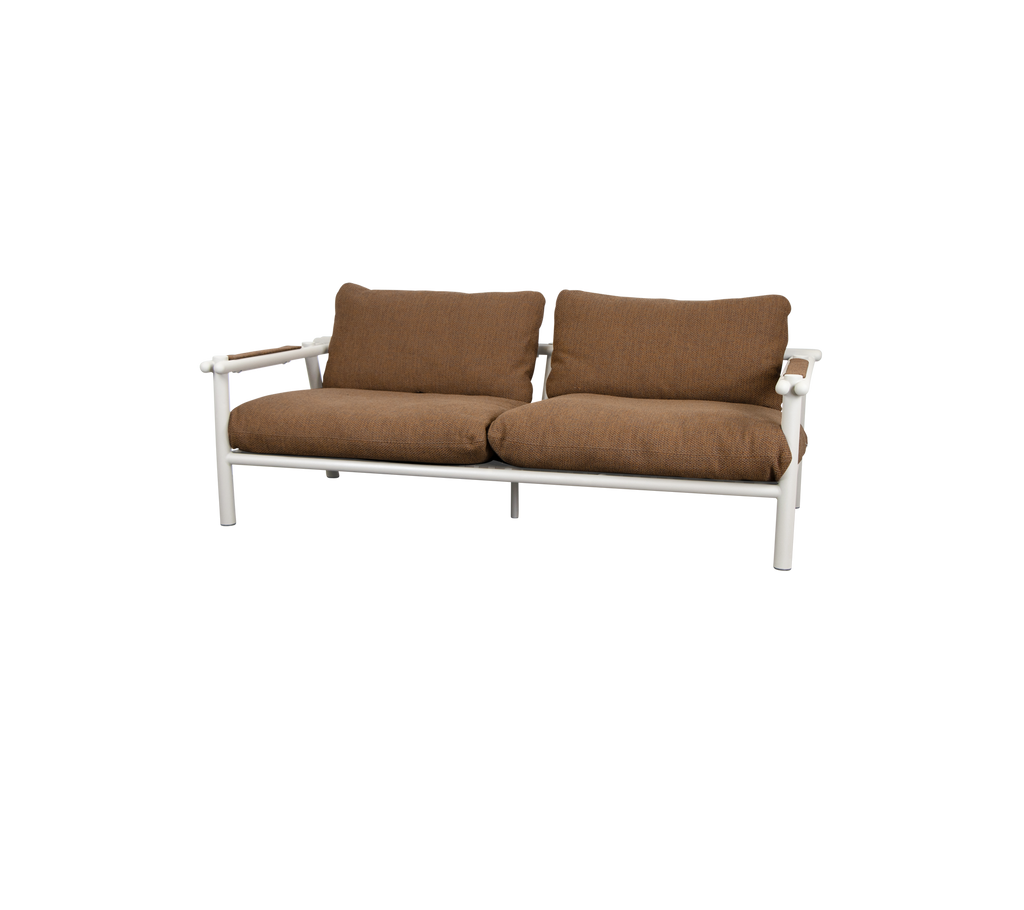 Moderne Lounge-Couch mit umberbraunen Kissen und hellem Rahmen.