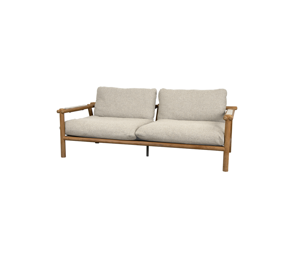 Moderne Teaksofa mit Wüstensandkissen.