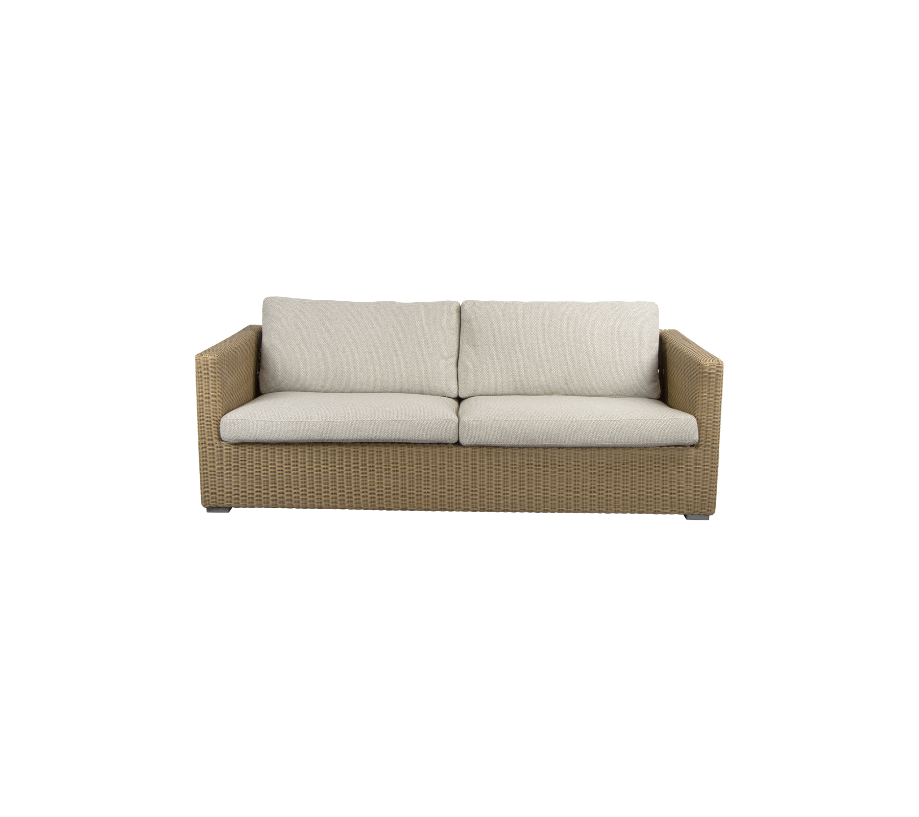 Ein stilvolles, zweisitziges Sofa mit einem geflochtenen Untergestell und weichen, neutralen Kissen für Komfort und modernes Design.