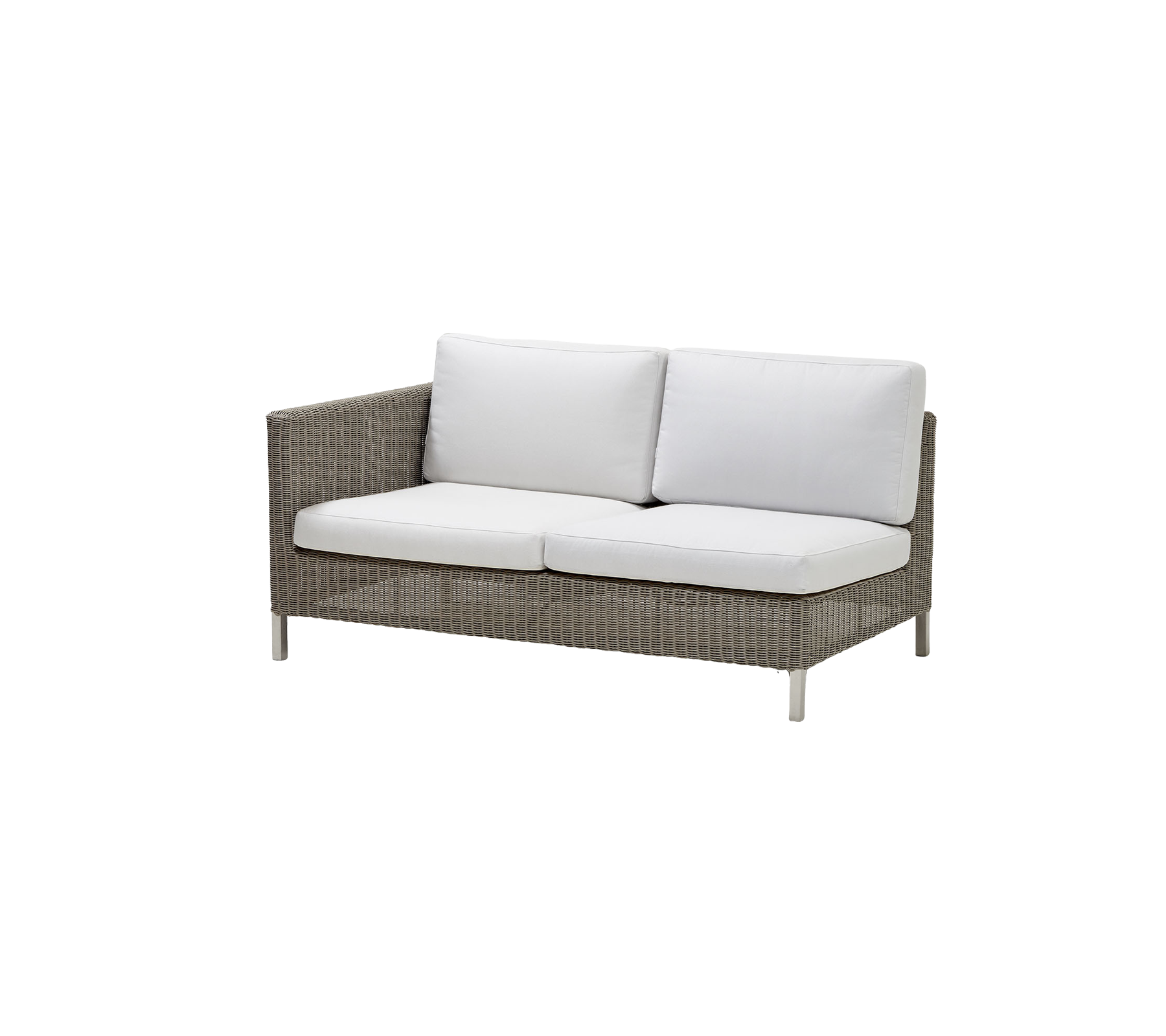 Ein stilvolles Zweisitzer-Sofa mit einem gewebten Design und weichen weißen Kissen, ideal zum Entspannen und Wohlfühlen.