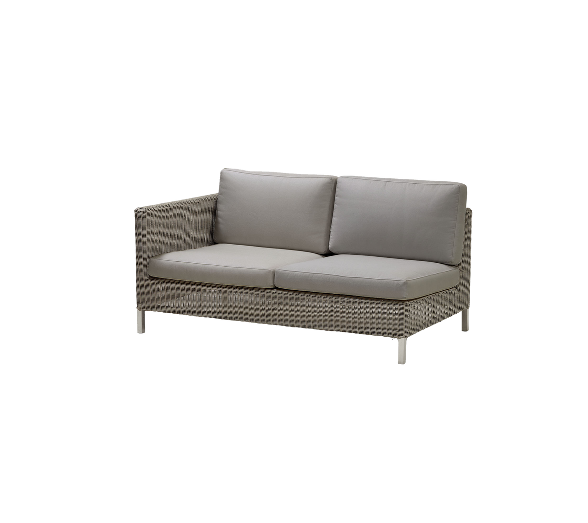 Stylische Couch mit einem geflochtenen Rahmen und plüschigen grauen Kissen, die Komfort und modernes Design für Sitzarrangements bietet.