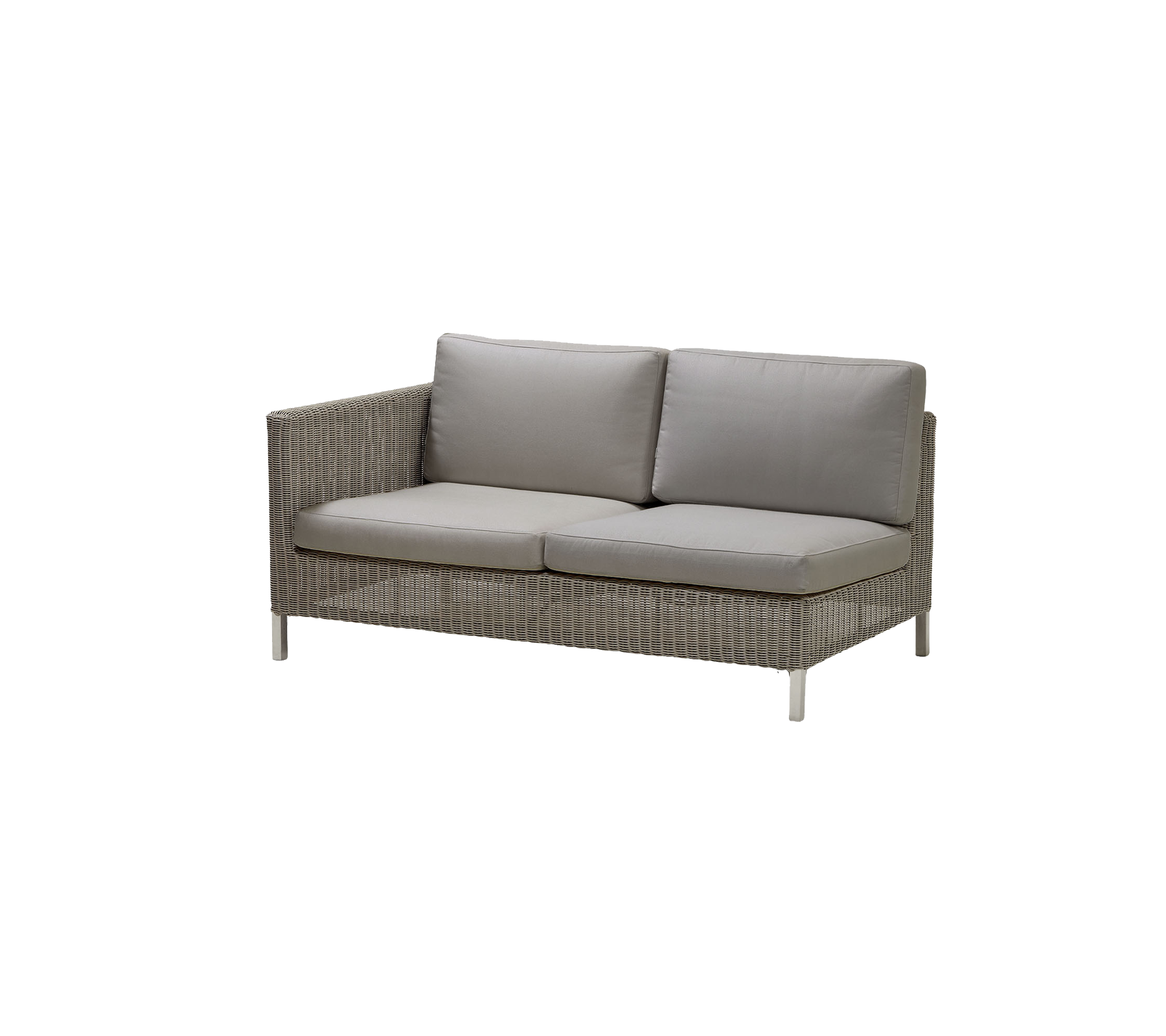 Stylische Couch mit einem geflochtenen Rahmen und plüschigen grauen Kissen, die Komfort und modernes Design für Sitzarrangements bietet.