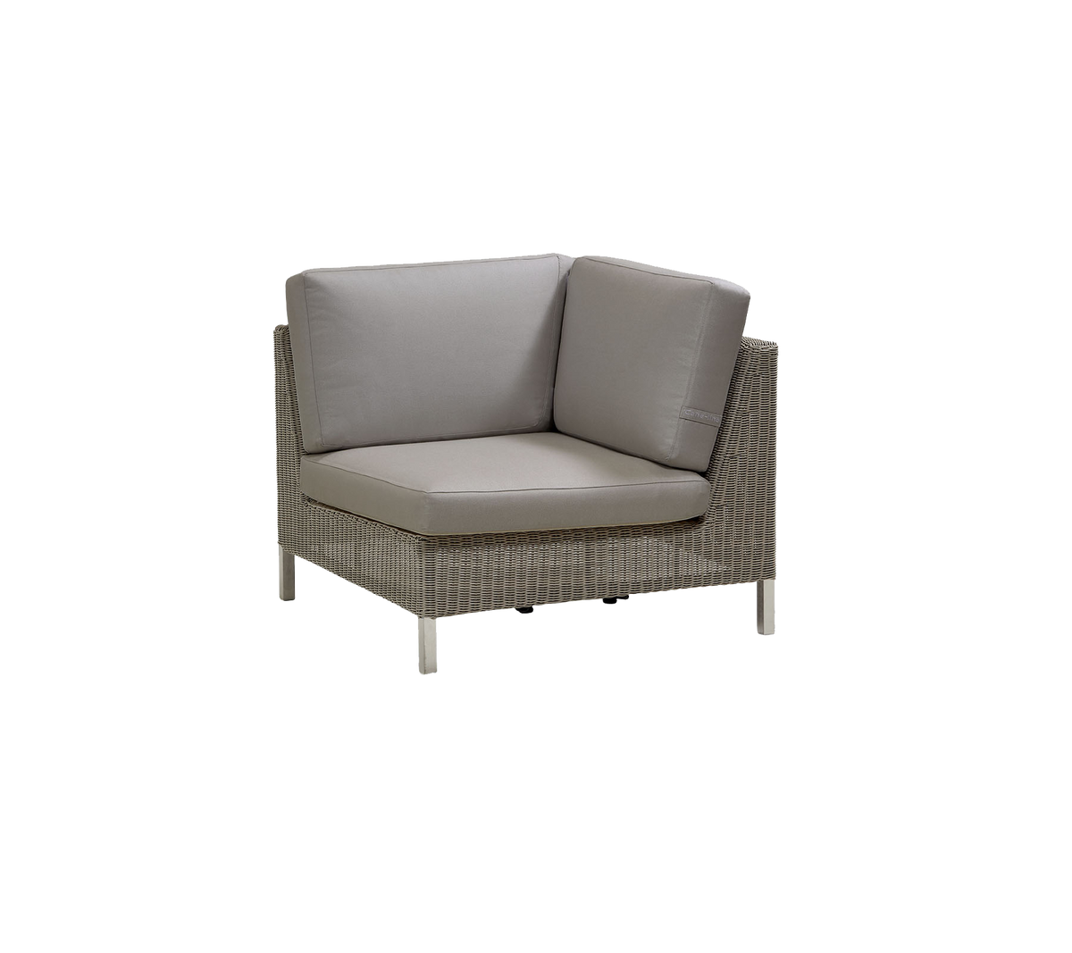 Stilvolle Eckbank mit einem geflochtenen Rahmen und plüschigen Kissen in neutralen Tönen, perfekt für moderne Dekoration.