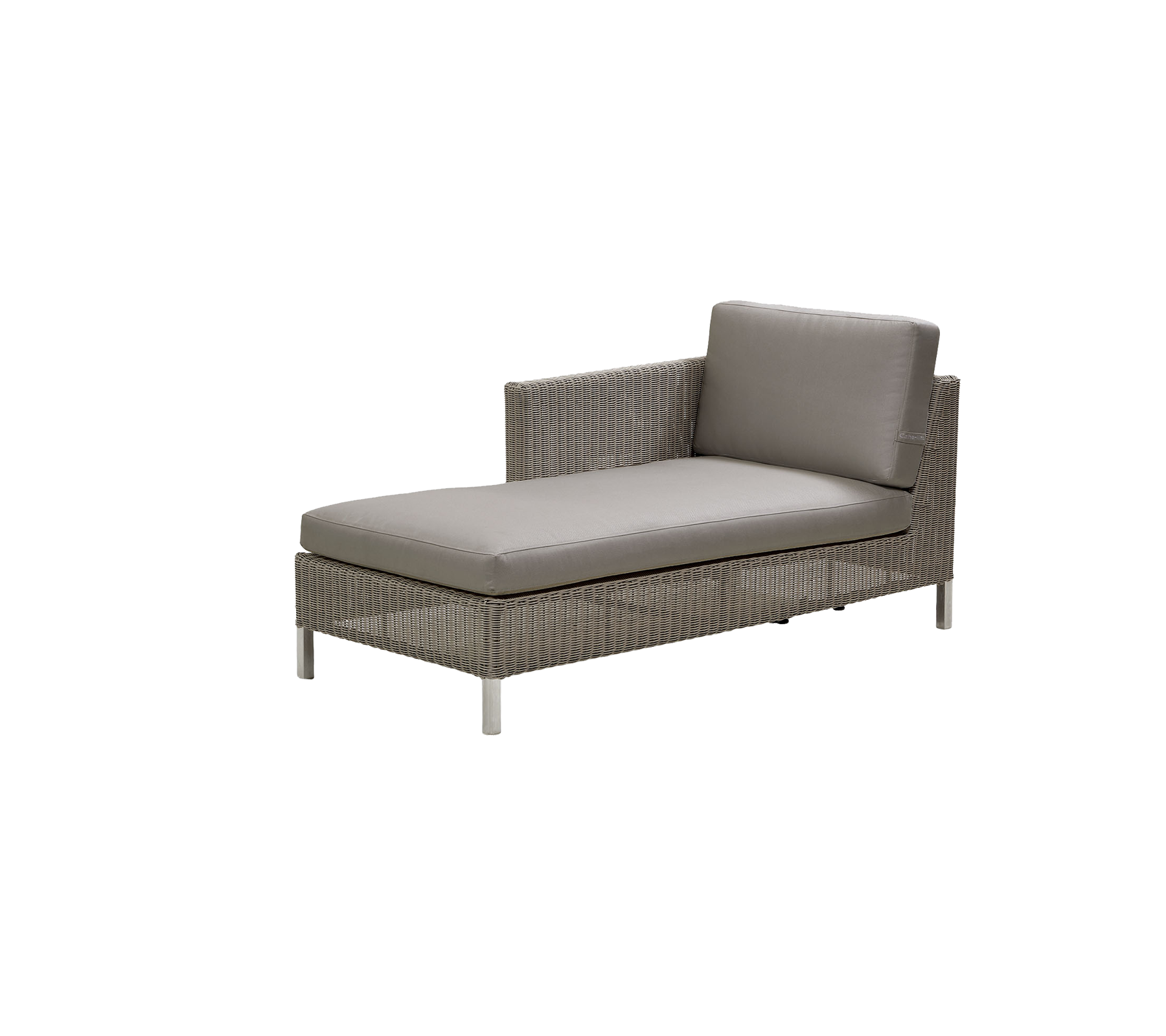 Stylischer Loungesessel mit einem geflochtenen Gestell und einem samtigen grauen Kissen, perfekt zum Entspannen und für Außenbereiche.