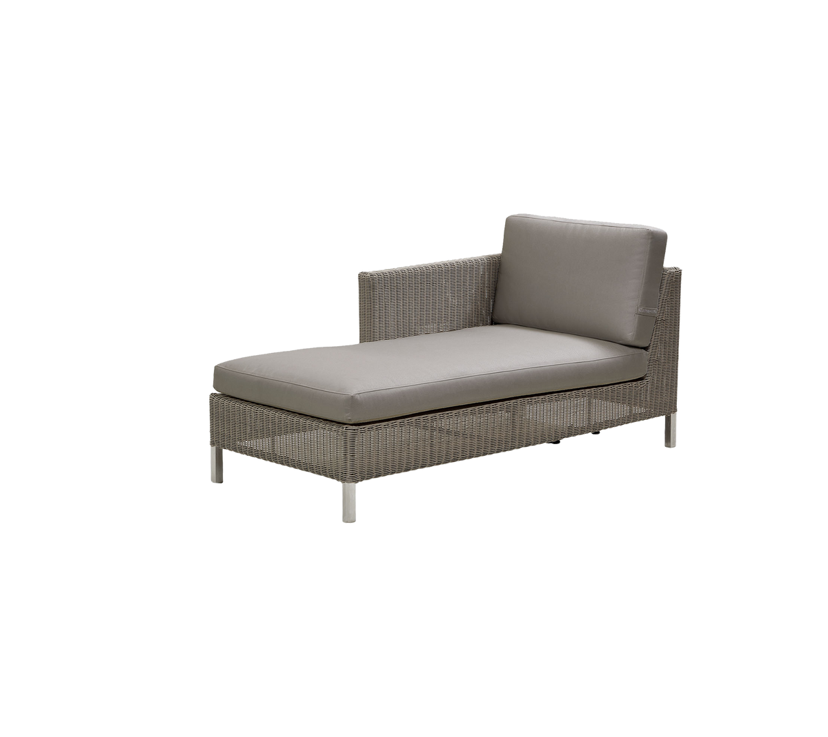 Stylischer Loungesessel mit einem geflochtenen Gestell und einem samtigen grauen Kissen, perfekt zum Entspannen und für Außenbereiche.