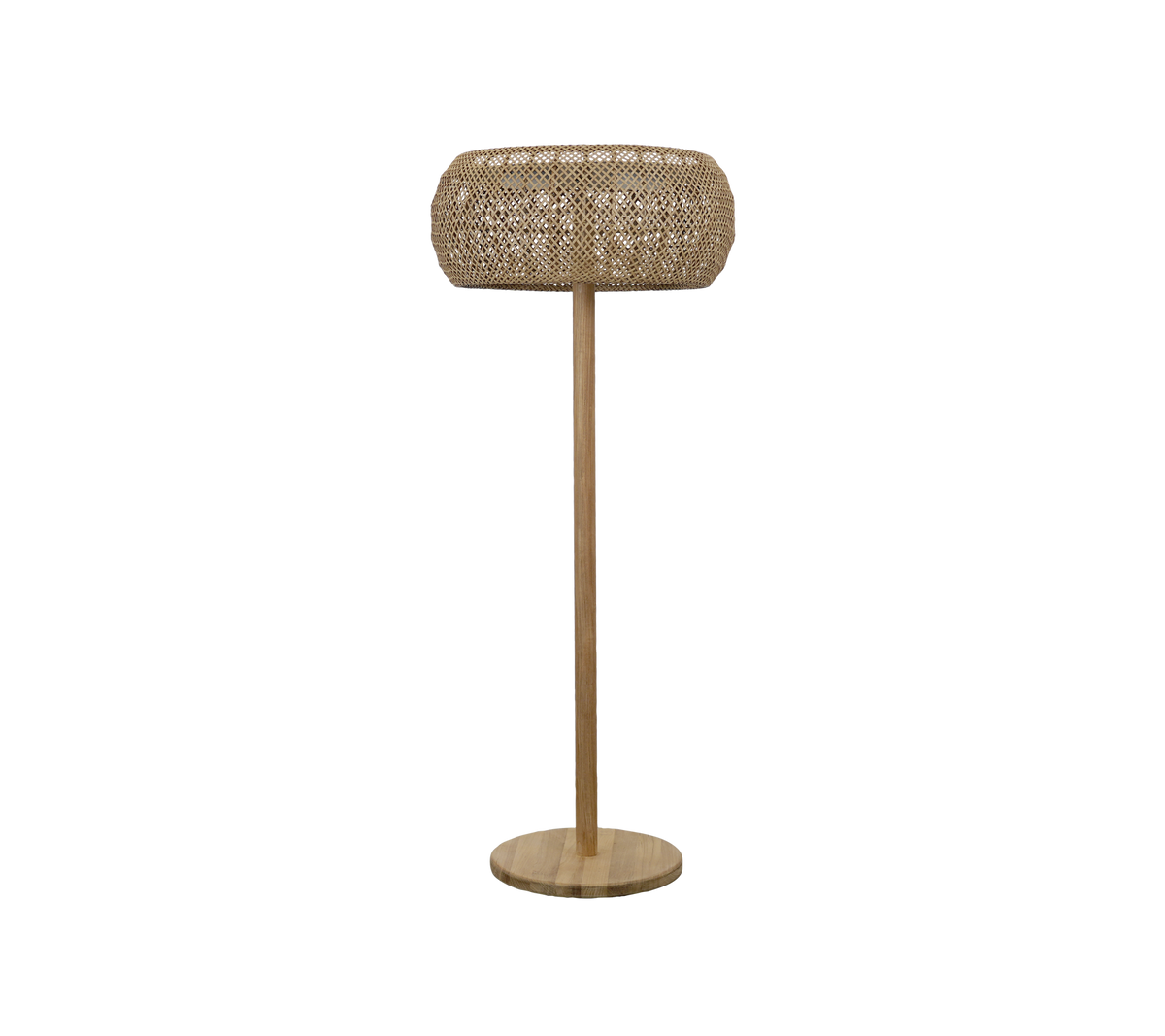 Natürliche Lampe mit einem geflochtenen Schatten und einem einfachen Sockel.