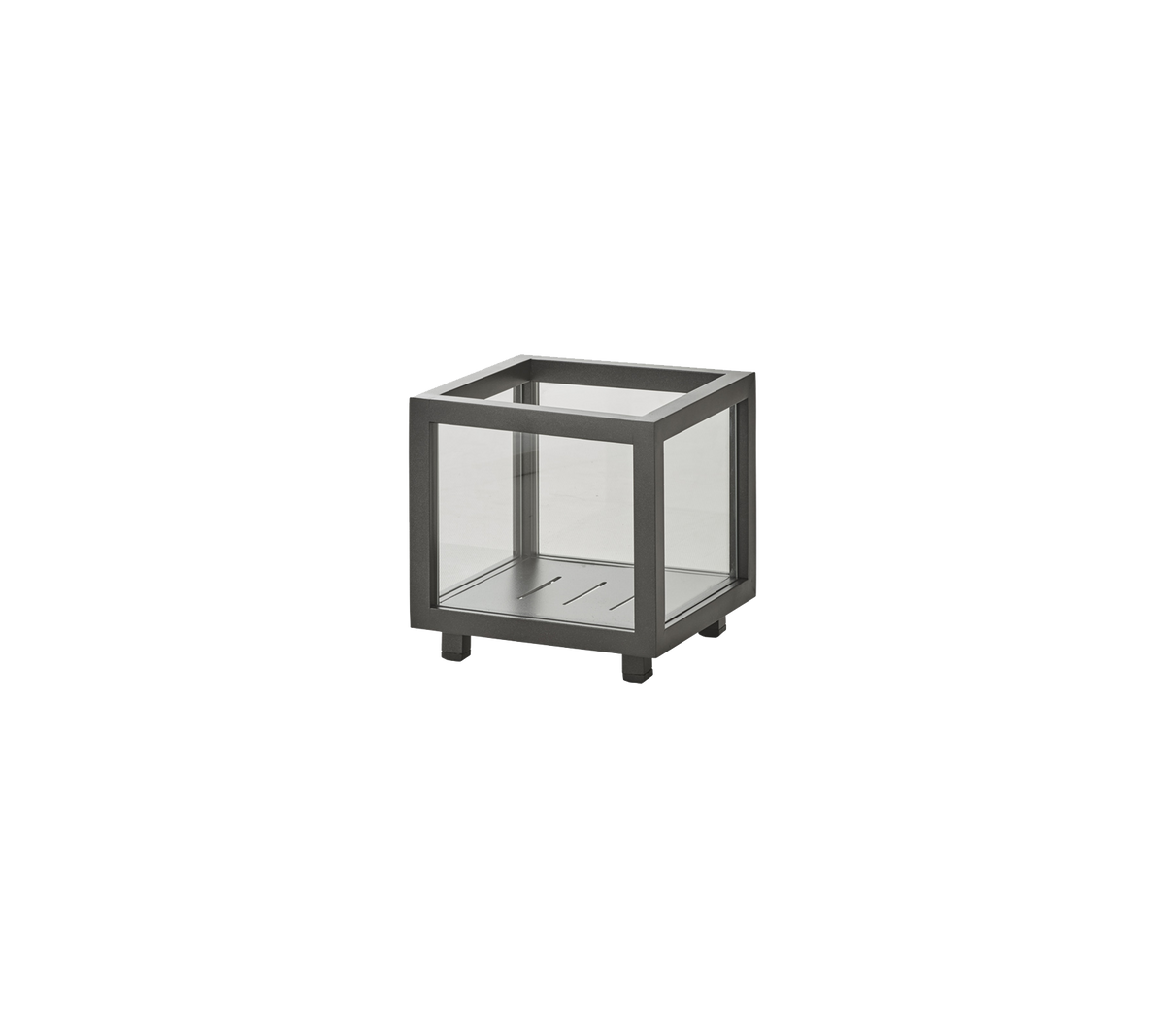 Minimalistischer quadratischer Beistelltisch mit einem Metallrahmen und Glasplatten, der jedem Raum einen modernen Touch verleiht.