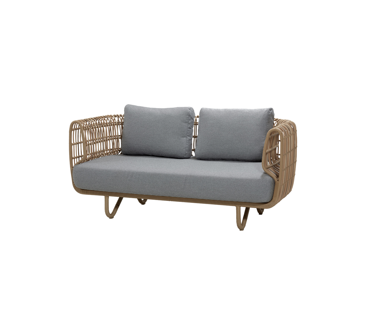 Natürliche Sofa mit grauen Kissen in einer modernen Lounge-Umgebung.