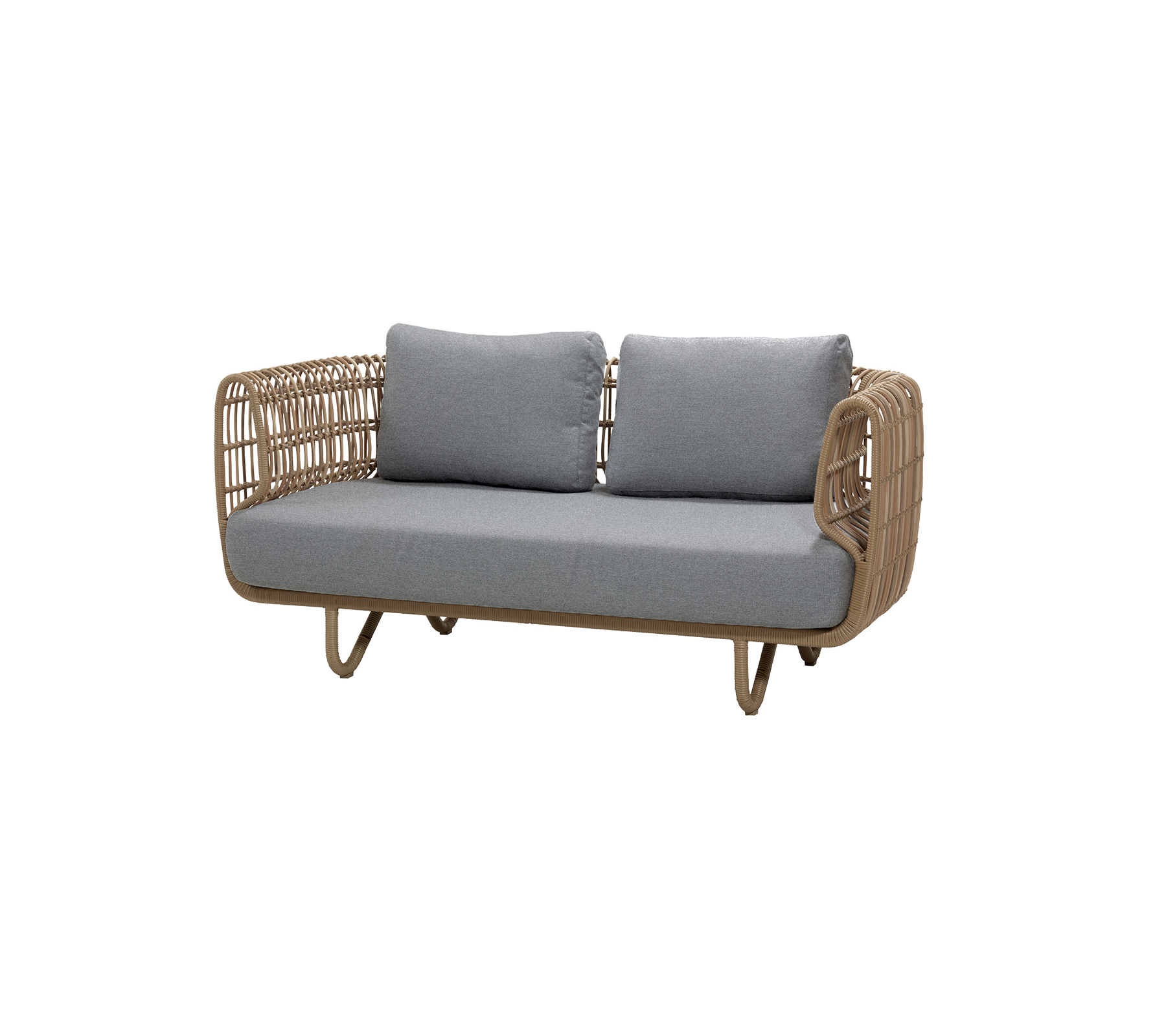 Natürliche Sofa mit grauen Kissen in einer modernen Lounge-Umgebung.