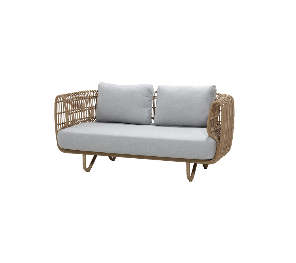 Zweisitzer-Sofa mit einem gewebten Design und hellgrauen Kissen, das eine stilvolle und bequeme Sitzgelegenheit bietet.