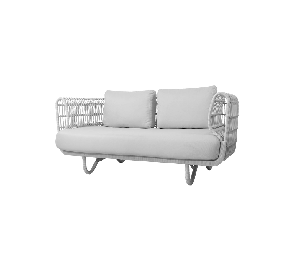 Stilvolles Zweisitzer-Sofa mit sleekem Design, ausgestattet mit weichen Kissen und dekorativen geflochtenen Armlehnen in einem neutralen Farbschema.