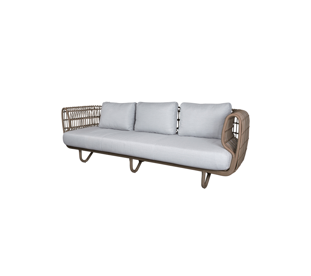 Drei-Sitzer-Sofa mit einem gewebten Rahmen und hellgrauen Kissen, das eine moderne und bequeme Sitzgelegenheit bietet.