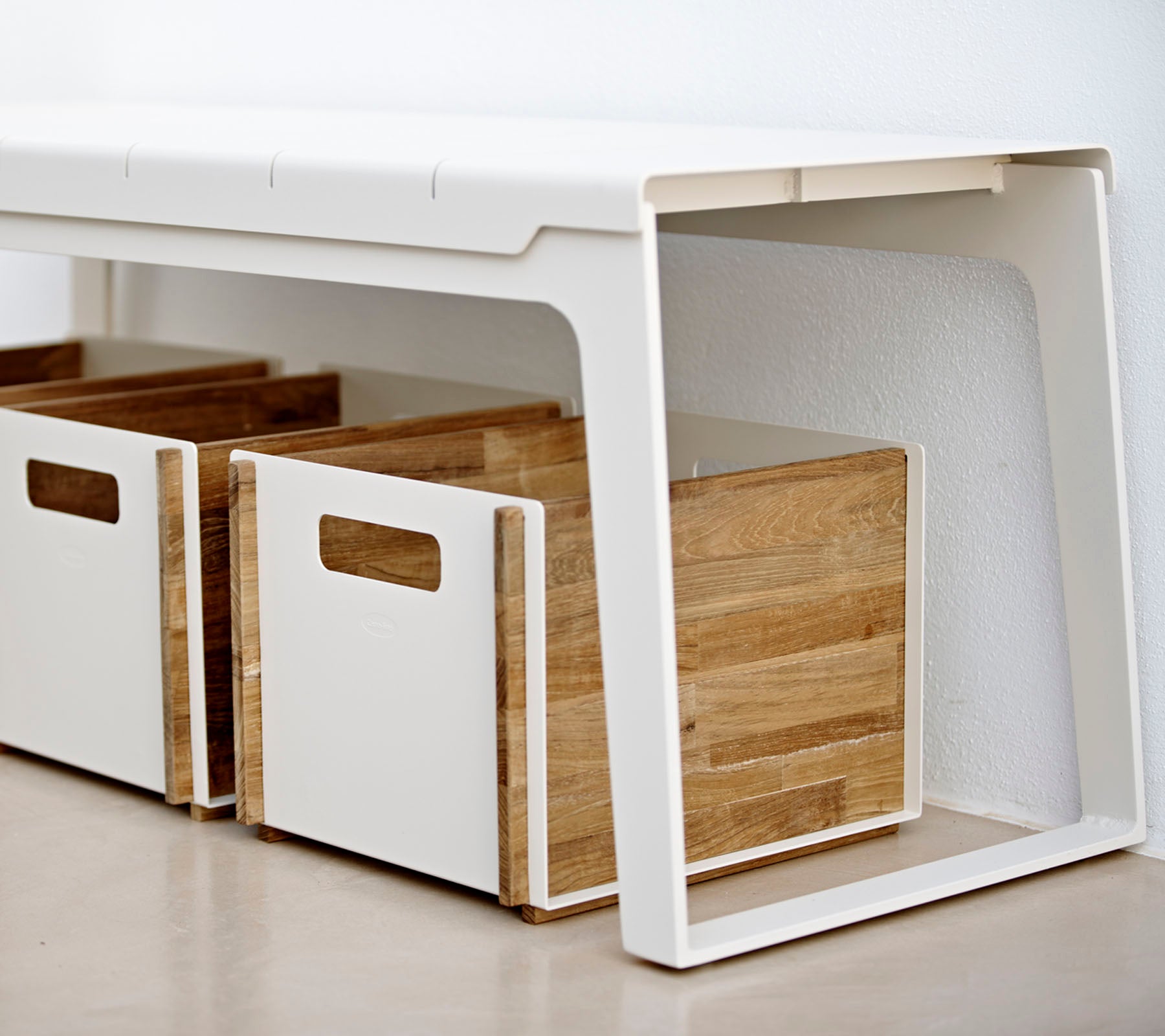 Moderne Lagereinheit mit einem schlanken weißen Rahmen und Holzboxen, perfekt für Organisation und minimalistisches Dekor.