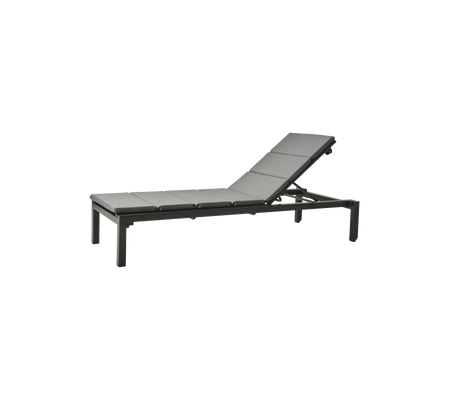 Zeitgenössischer verstellbarer Lounge-Stuhl mit einem schlanken schwarzen Rahmen und gepolsterter Oberfläche für Komfort und Entspannung.