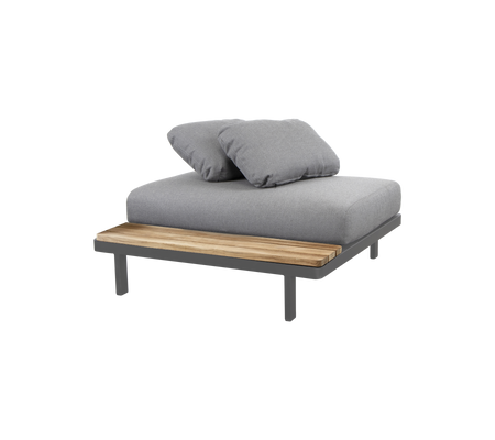 Stilvolles Loungesofa mit einer gepolsterten grauen Oberfläche und einem Holz-Akzent, ideal zum Entspannen und Wohlfühlen.
