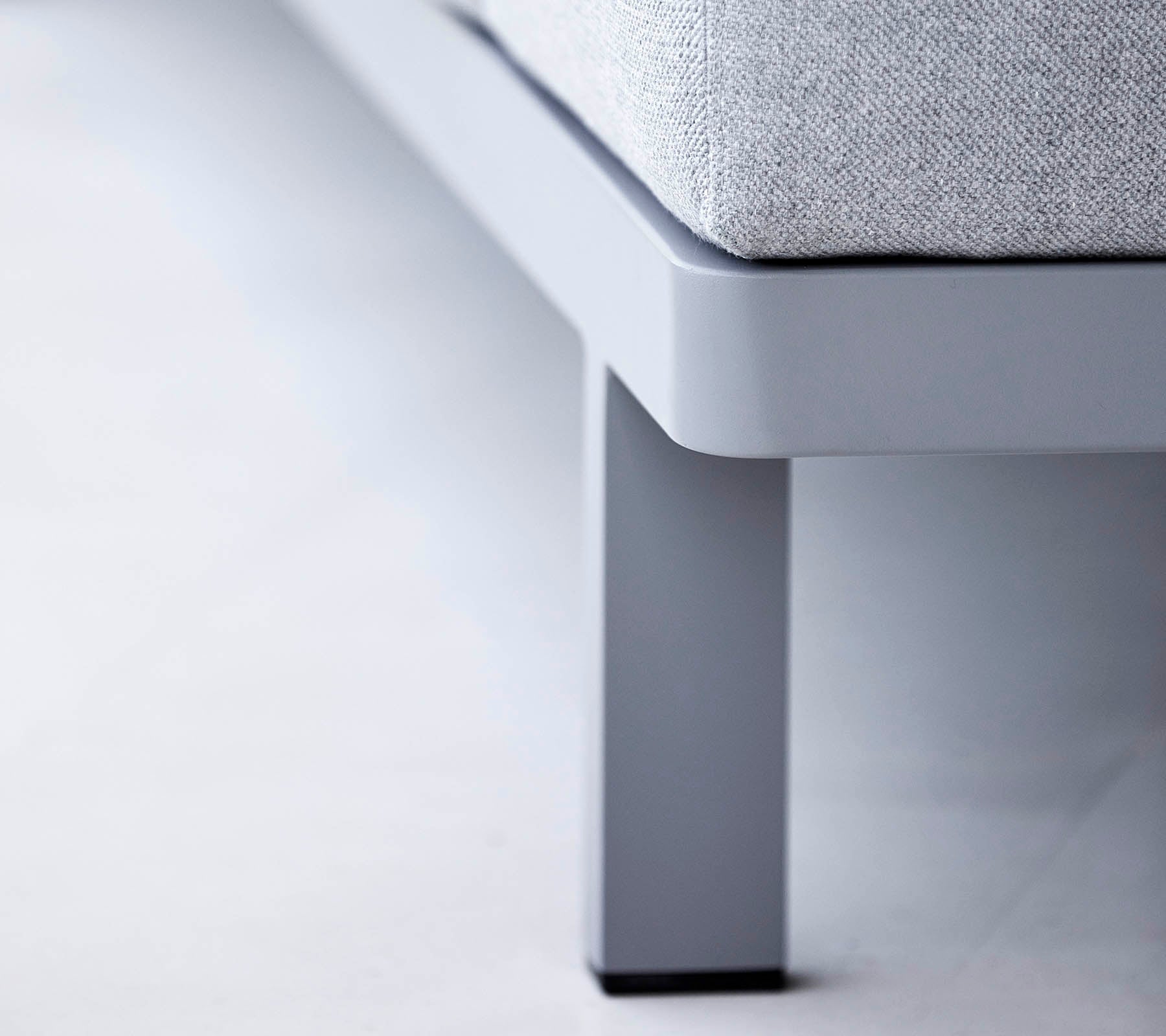 Zeitgemäßer Möbelbeine in einem schlanken Design, mit einer glatten Oberfläche und minimalistischem Stil, der moderne Ästhetik ergänzt.
