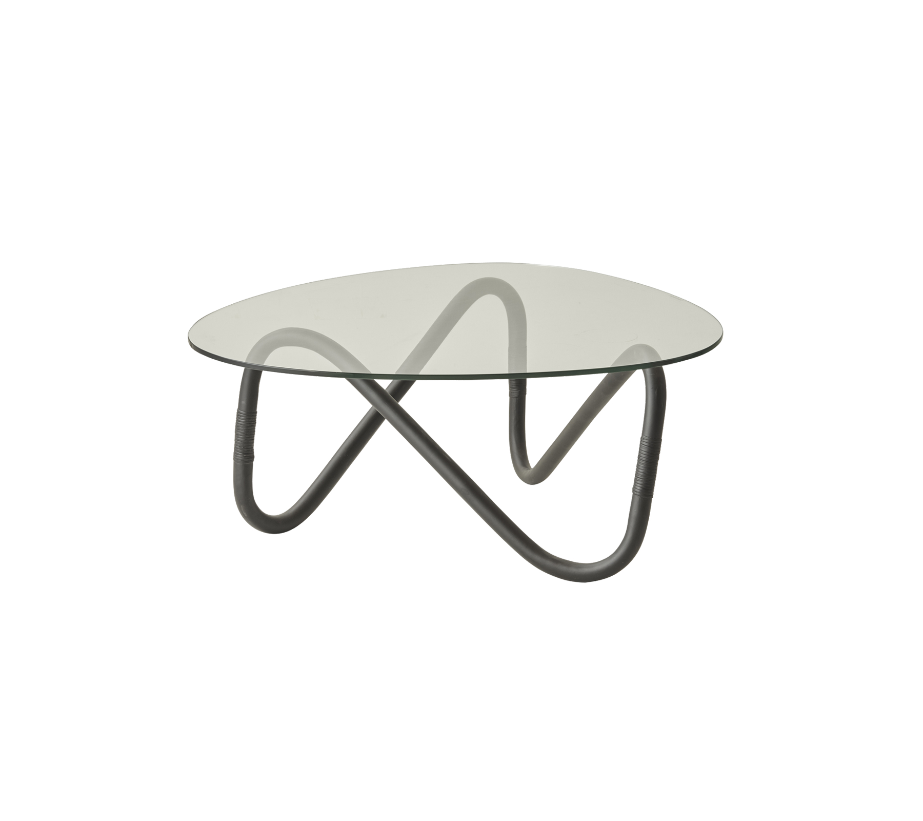 Modernes Couchtisch mit einer runden Glasplatte und einem künstlerischen, gewellten Metallbasisdesign. Ideal, um einem Raum einen zeitgenössischen Akzent zu verleihen.