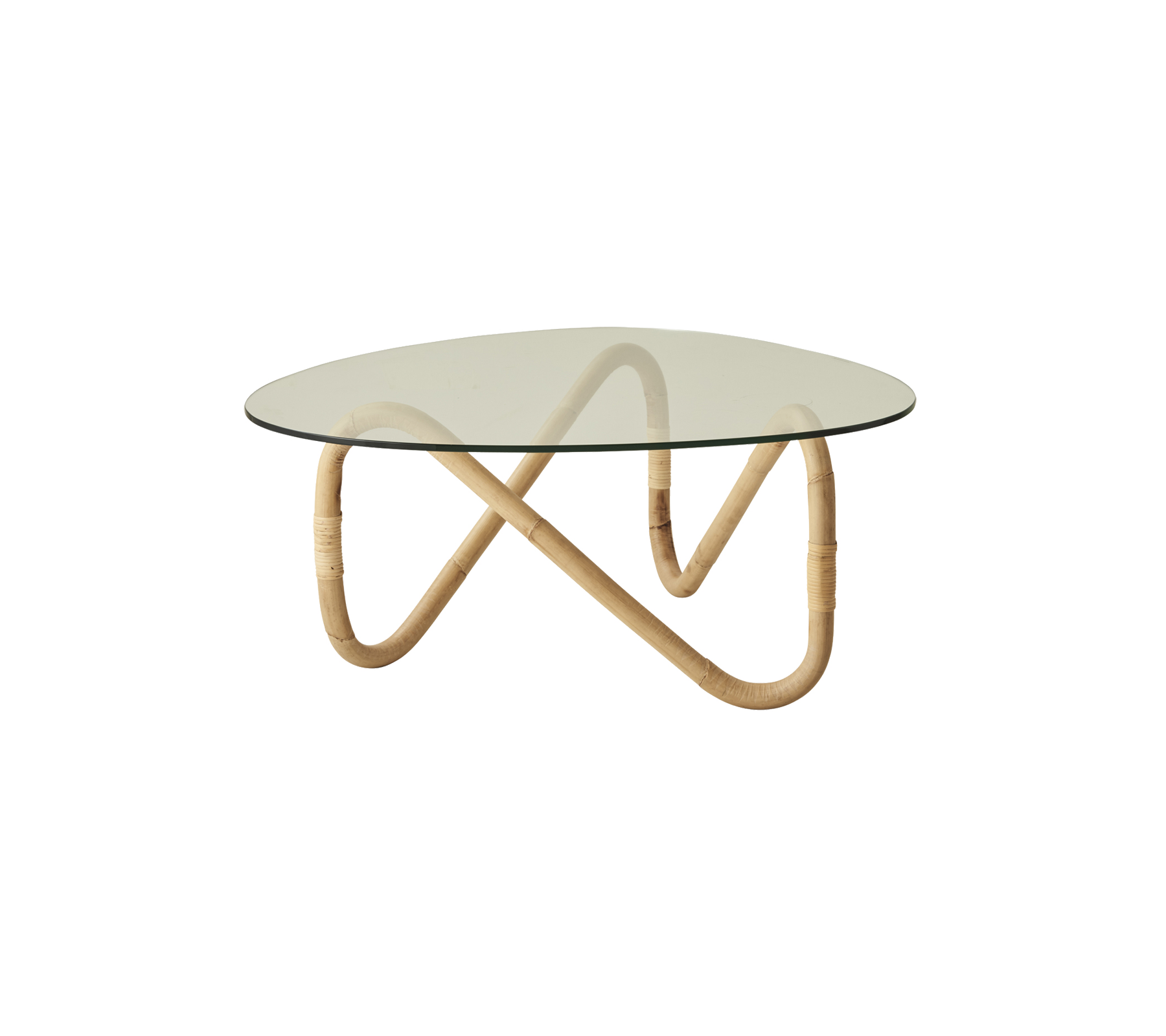 Couchtisch mit einer runden Glasplatte, die von einem eleganten, wellenförmigen Bambusgestell getragen wird, kombiniert modernes Design mit natürlichen Materialien.