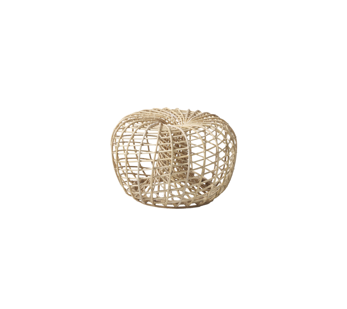 Natürlich gewebter, korbförmiger Sitz mit einem kreisförmigen Design, das eine offene, luftige Struktur in einem hellen Farbton zeigt. Ideal für vielseitige Dekoration.