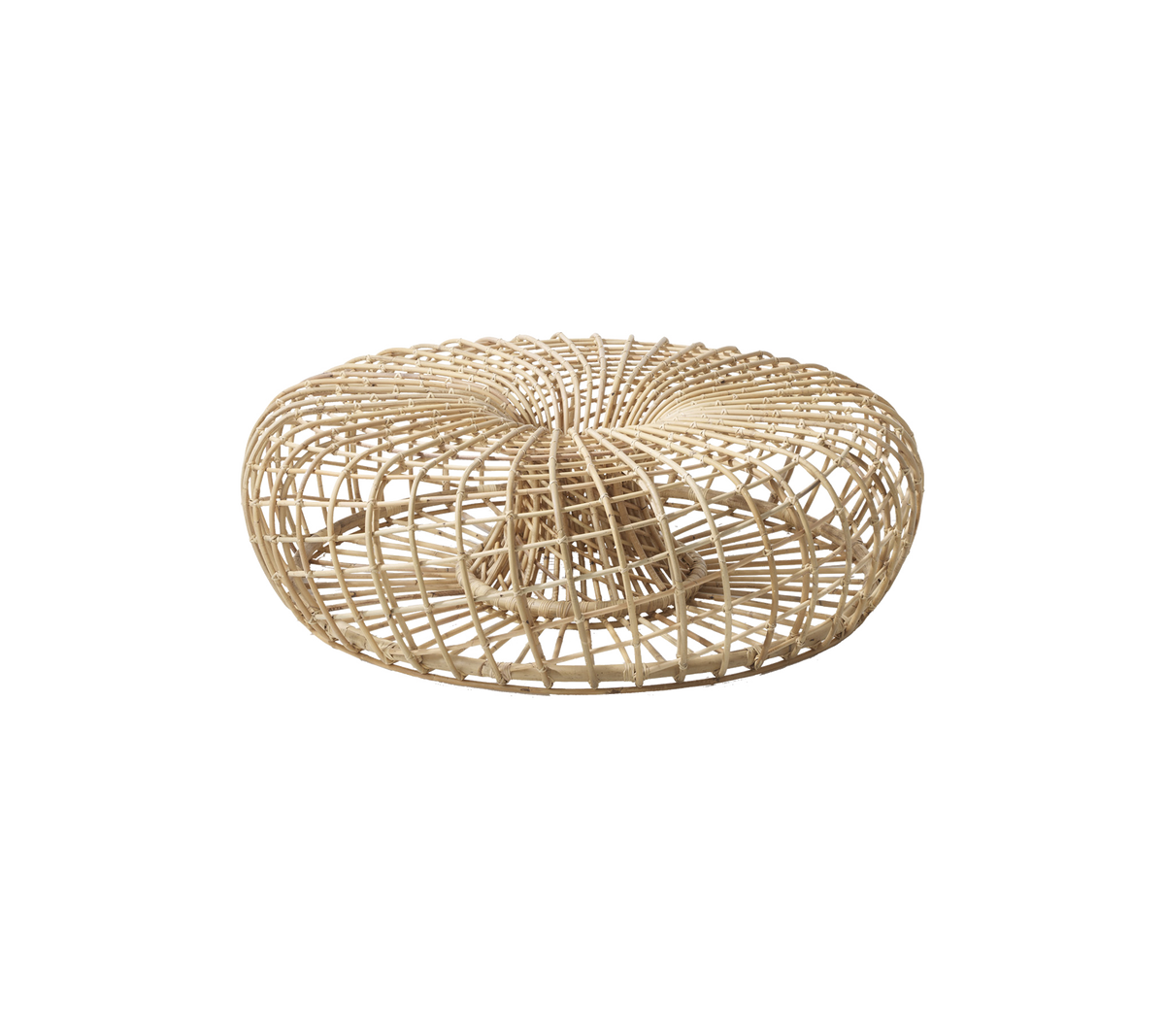 Runder, gewebter Rattan-Pouf mit einem Spiraldesign, das einen natürlichen und stilvollen Akzent für verschiedene Umgebungen bietet.