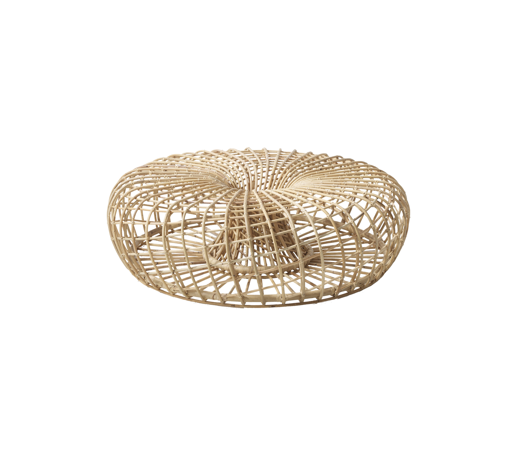 Runder, gewebter Rattan-Pouf mit einem Spiraldesign, das einen natürlichen und stilvollen Akzent für verschiedene Umgebungen bietet.