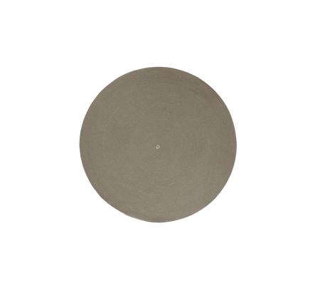 Taupe Circle Outdoor-Teppich mit einem einfachen und eleganten Flachgewebedesign, das ein Wirbelmuster zeigt, hergestellt aus Cane-line Soft Rope.