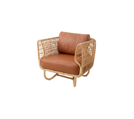 Stilvoller Sessel mit Rattanrahmen und braunem Lederkissen, das Komfort und moderne Designelemente kombiniert.