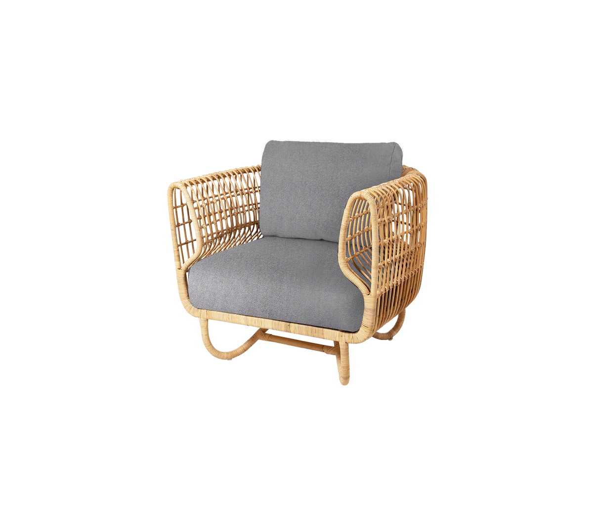 Natürlich geflochtener Armlehnstuhl mit einem gepolsterten grauen Sitz, der ein elegantes und modernes Design bietet, ideal für stilvolles Sitzen.
